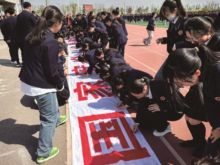 十一載，把種子“種”進(jìn)學(xué)生心田