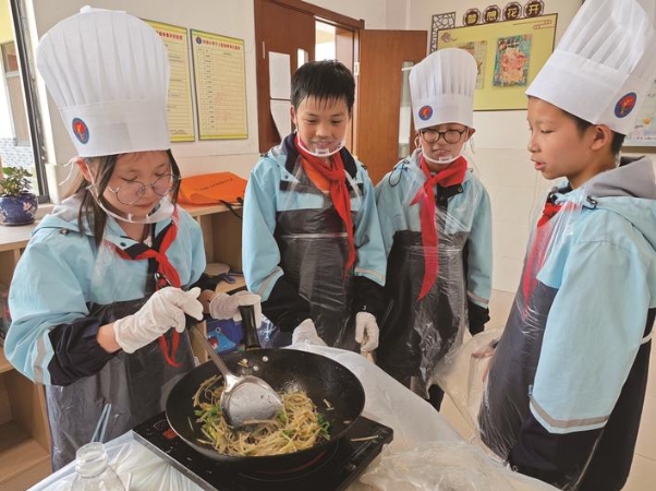 小廚神不負(fù)“食”光顯身手 劉海小學(xué)“廚王”爭(zhēng)霸賽舉辦