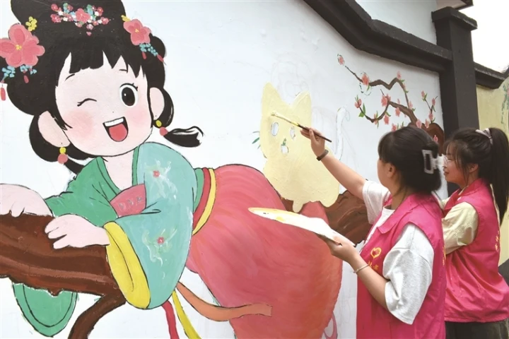 國(guó)風(fēng)童趣墻繪點(diǎn)亮市區(qū)鶴濤路