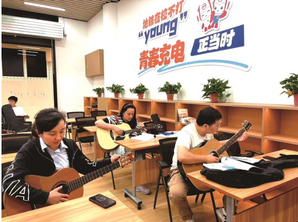 這屆年輕人掀起“地鐵學(xué)習(xí)熱”